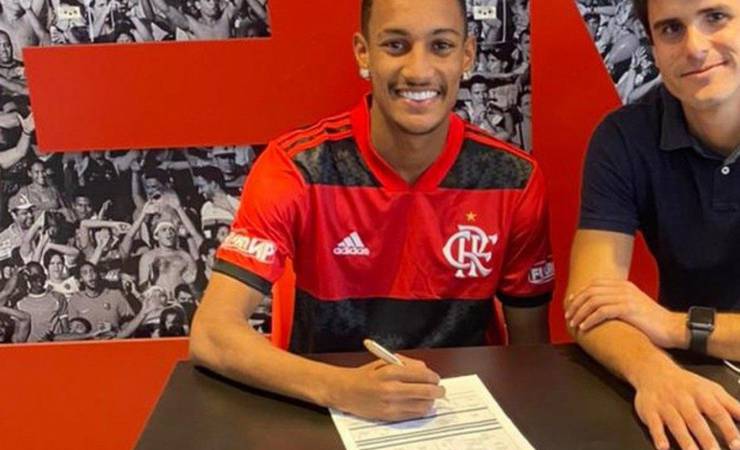 Filho de ex-jogador do Flamengo assina contrato até fim de 2023