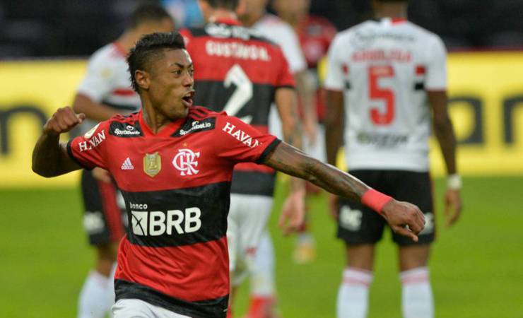 Em tarde de Bruno Henrique, Flamengo vira e atropela o São Paulo no Maracanã