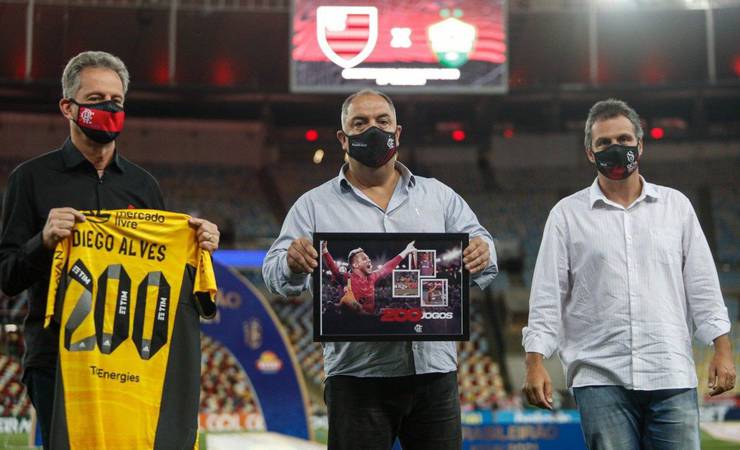 Jogador irá deixar o Flamengo e deve defender outro clube brasileiro, afirma jornal