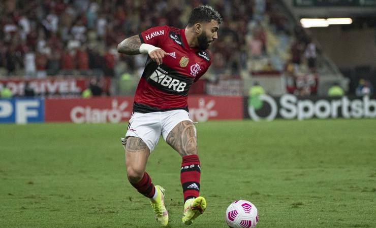 Gabigol é hostilizado por torcedores e leva copo de cerveja no rosto após eliminação do Flamengo