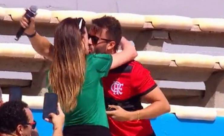 Torcedor do Flamengo pede palmeirense em casamento no estádio antes da final da Libertadores