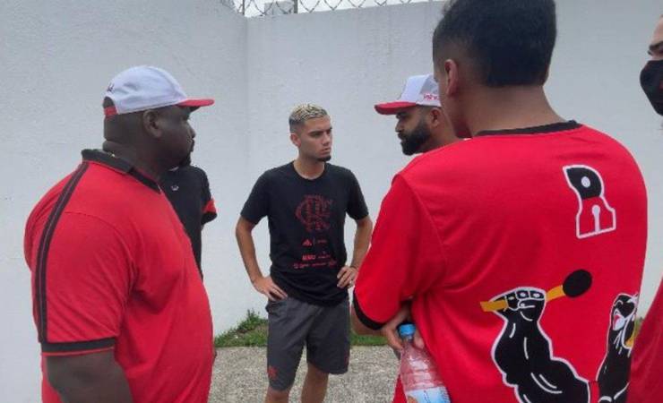 Membros de organizada do Flamengo cobram Andreas Pereira no Ninho do Urubu
