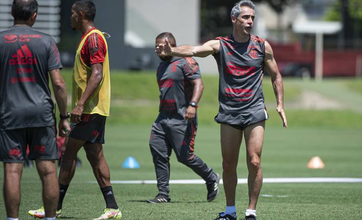 Paulo Sousa surpreende atletas e faz treino descontraído com gincana