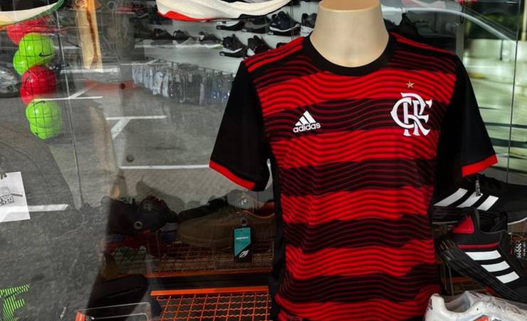 Com listras onduladas, nova camisa 1 do Flamengo vaza na Web