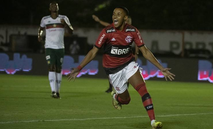 Lázaro brilha e Flamengo vence Portuguesa na estreia do Carioca