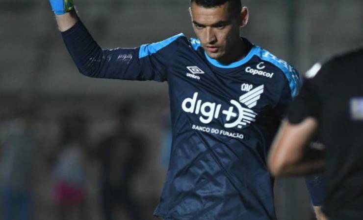 Na mira do Flamengo, goleiro do Athletico-PR falha em jogo decisivo contra o Palmeiras