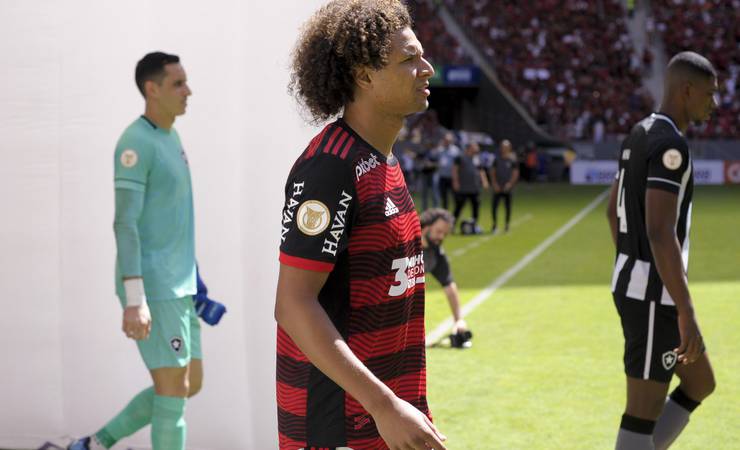 Jornalista critica zagueiro do Flamengo: 'Desastre e crime contra o futebol'