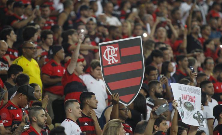 Flamengo confirma oficialmente, nas redes sociais, a contratação de Vidal; veja o vídeo