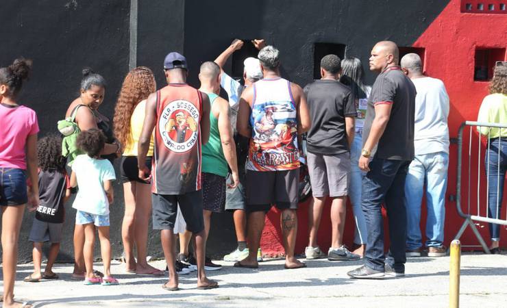Torcedores do Flamengo formam longas filas para retirar ingressos e gratuidades para jogo contra o Athletico-PR