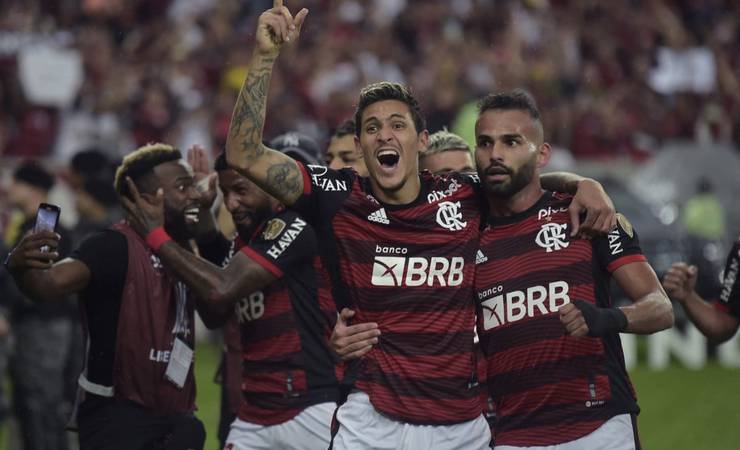 Pedro marca, Flamengo volta a vencer o Corinthians e confirma vaga na semifinal da Libertadores