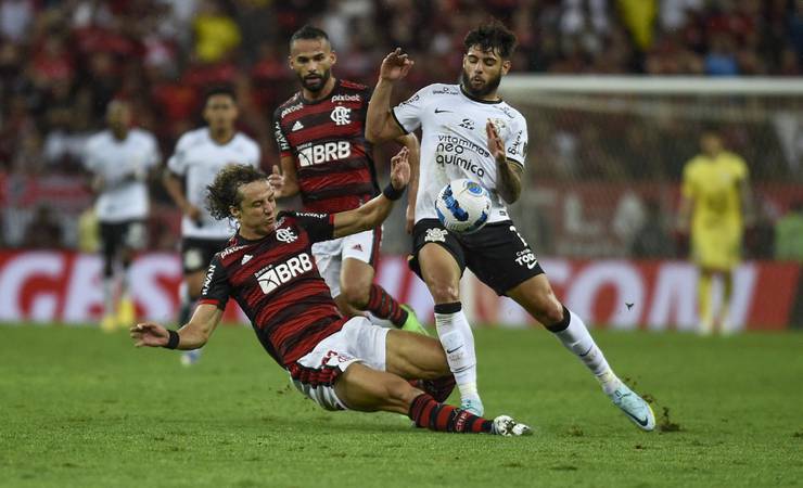 Flamengo defende invencibilidade de dez jogos contra o Corinthians no Rio