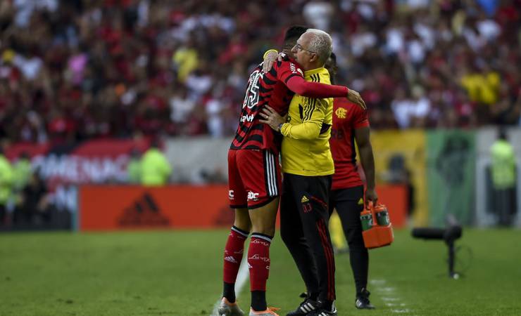 Dorival prega respeito ao Athletico-PR após goleada e vê Flamengo lutando por título 'até o fim'