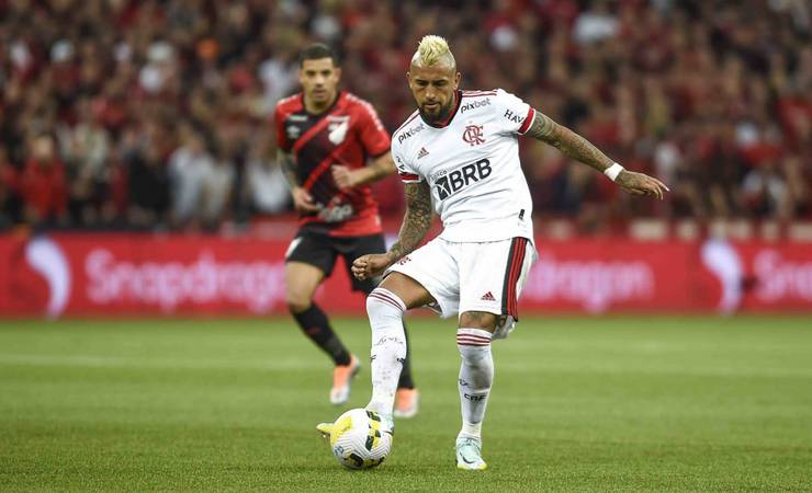 Dorival Júnior pede cautela com Vidal no Flamengo: 'Ficou muito tempo parado'