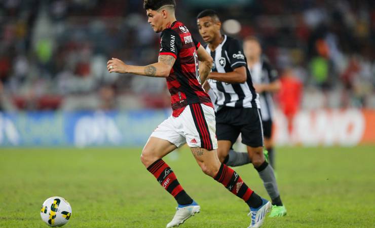 Ayrton Lucas destaca vitória do Flamengo e cita gramado 'não adequado' do Nilton Santos