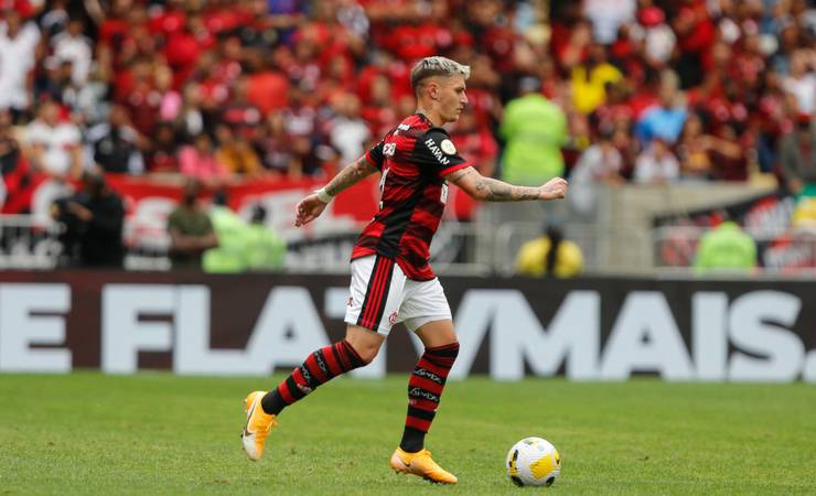 Varela destaca Flamengo vivo na briga pelo título do Brasileirão: 'Ainda falta muito'