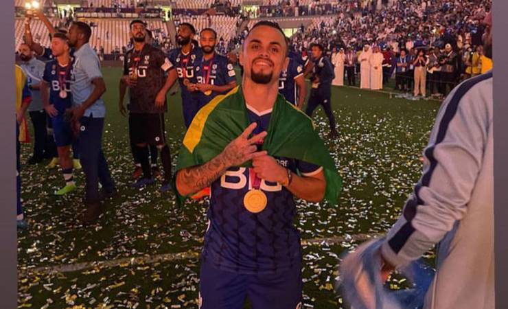 Ex-Flamengo, Michael conquista título pelo Al-Hilal: 'Mais um pra conta'