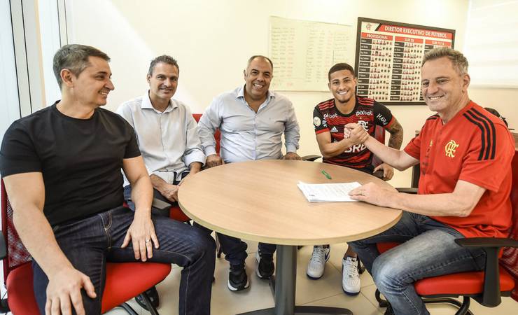 Flamengo anuncia renovação de contrato com João Gomes