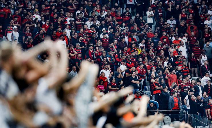 Torcedor do Flamengo é detido após arremessar bomba na torcida do Corinthians
