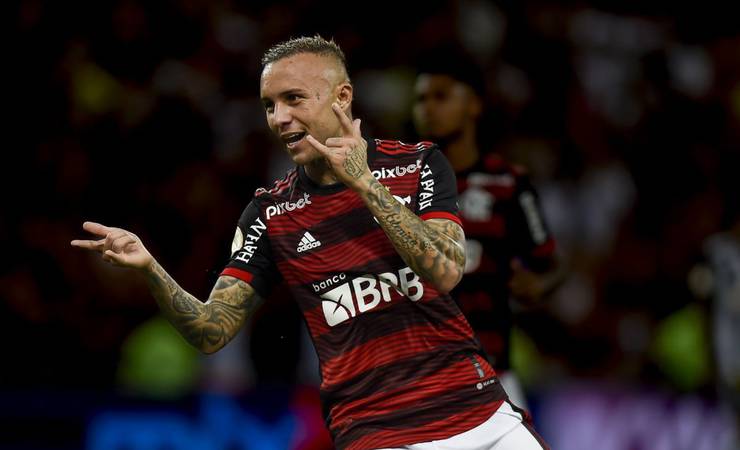 Com dores no tornozelo, Everton Cebolinha é dúvida para próximos jogos do Flamengo