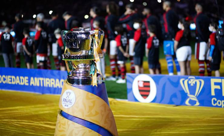 Final entre Flamengo e Corinthians terá pré-jogo com luzes de led, ídolos e taça da Copa do Brasil