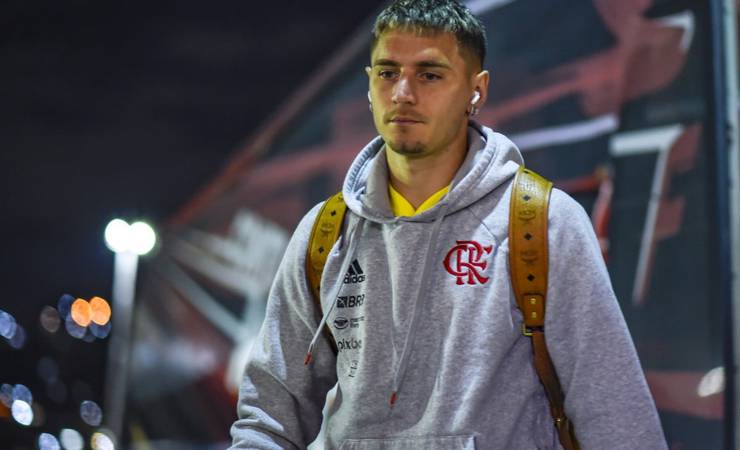 Ausência de Varela volta a expor carência em elenco do Flamengo