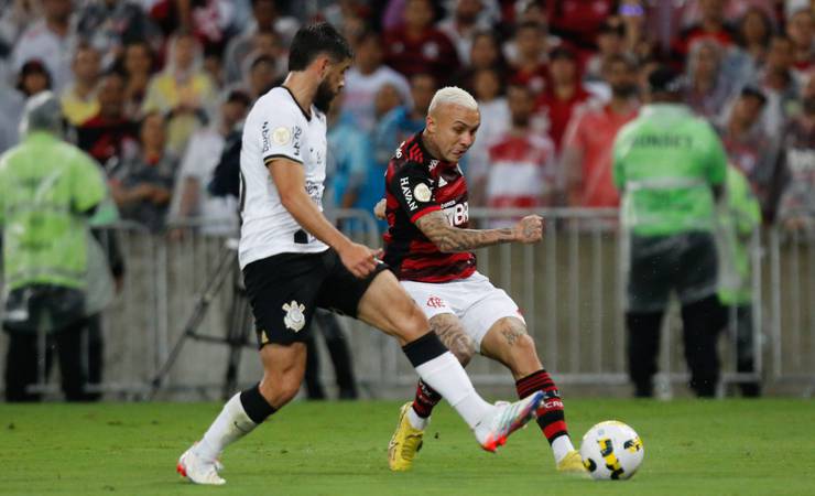 Em dia de festa, equipe alternativa do Flamengo perde para o Corinthians no Maracanã