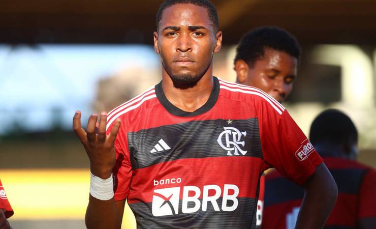 Lorran recebe primeira chance como titular do Flamengo e é exaltado por Tite