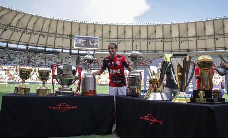 Filipe Luís e Rodrigo Caio recebem homenagem antes de partida entre Flamengo e Cuiabá