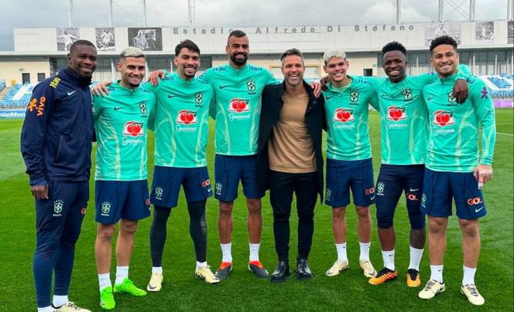 Diego visita a Seleção e tira foto com jogadores e ex-companheiros do Flamengo