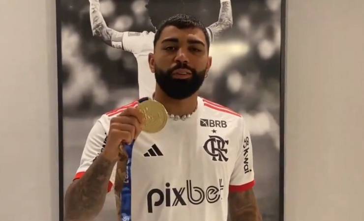 Vídeo: suspenso, Gabigol recebe medalha de campeão carioca pelo Flamengo