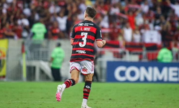Léo Ortiz celebra gol em sua estreia pelo Flamengo na vitória pela Libertadores