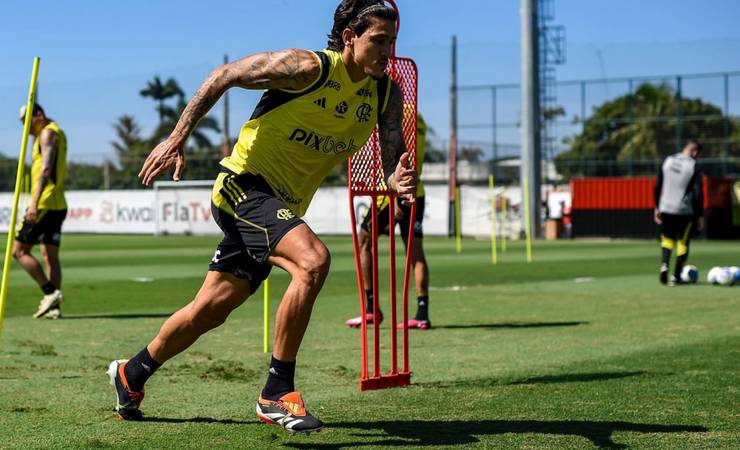 Titulares do Flamengo que não viajaram à Bolívia treinam no Rio