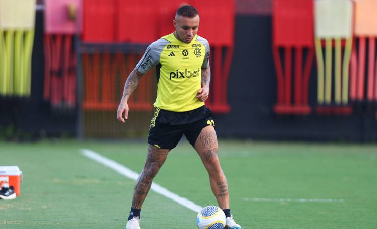 Cebolinha treina com bola e se aproxima de retorno no Flamengo