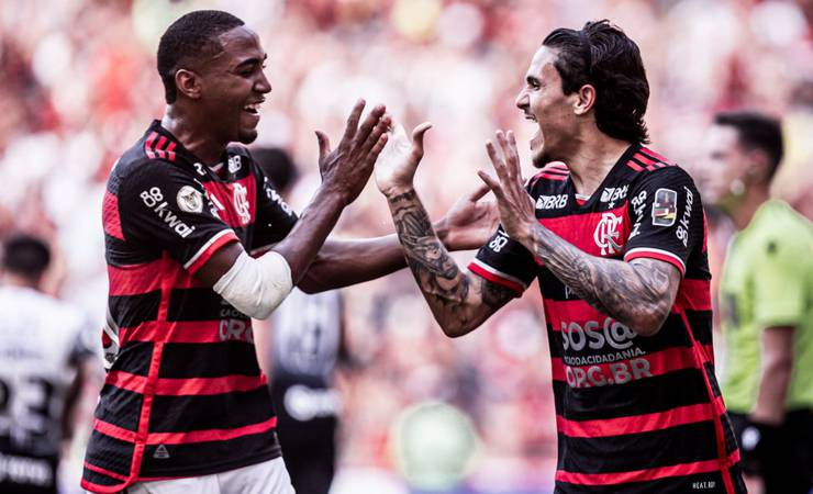 Flamengo joga bem, vence o Corinthians e dorme na liderança do Brasileirão