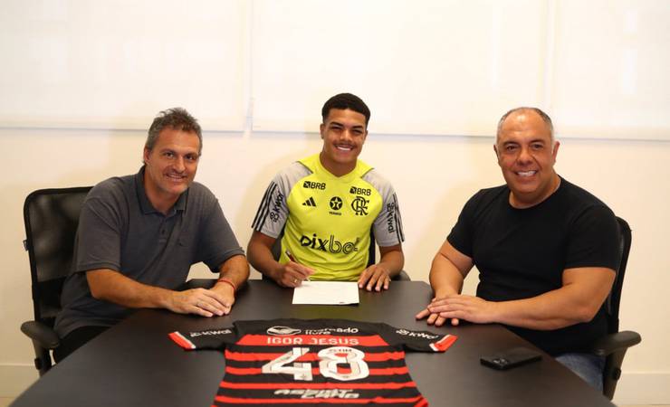 Flamengo acerta renovação de contrato com Igor Jesus e Werton