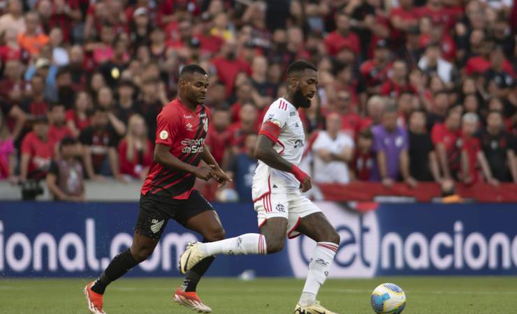 Flamengo marca no último lance e arranca empate com o Athletico-PR fora de casa