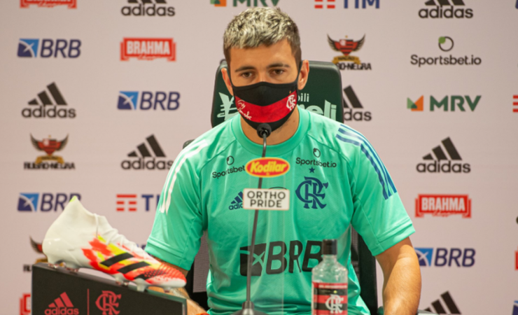 Jornalista afirma que Arrascaeta quer deixar o Flamengo e esposa de jogador rebate: 'Informação falsa'