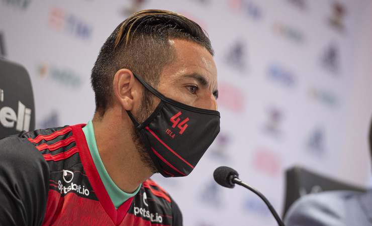 Jogador da seleção chilena diz a Isla que quer jogar no Flamengo: 'Me espera'
