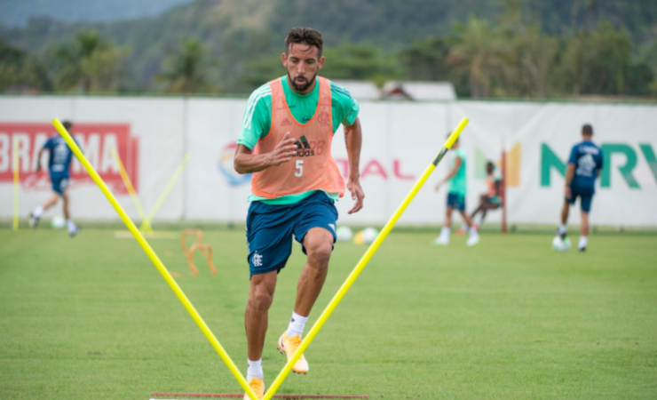 Chileno chama a atenção por entrega e capacidade física em treinos do Flamengo