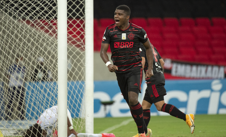 Atuações: jogadores do Flamengo sentem desgaste físico e têm rendimento fraco no Maracanã
