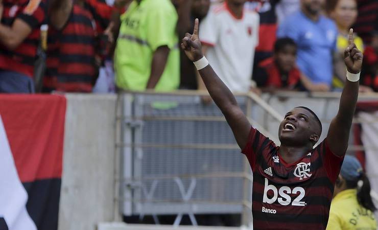 Com maior público do Brasileirão, Flamengo vence a Chapecoense no Maracanã