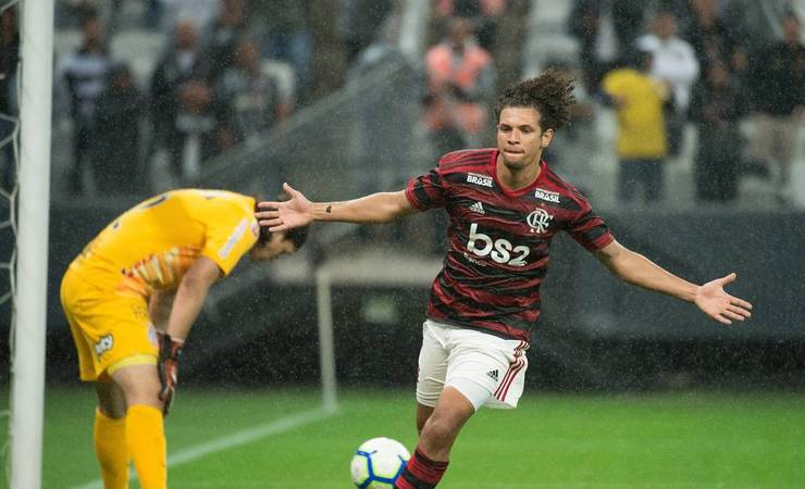Arão brilha, e Flamengo vence o Corinthians na Copa do Brasil