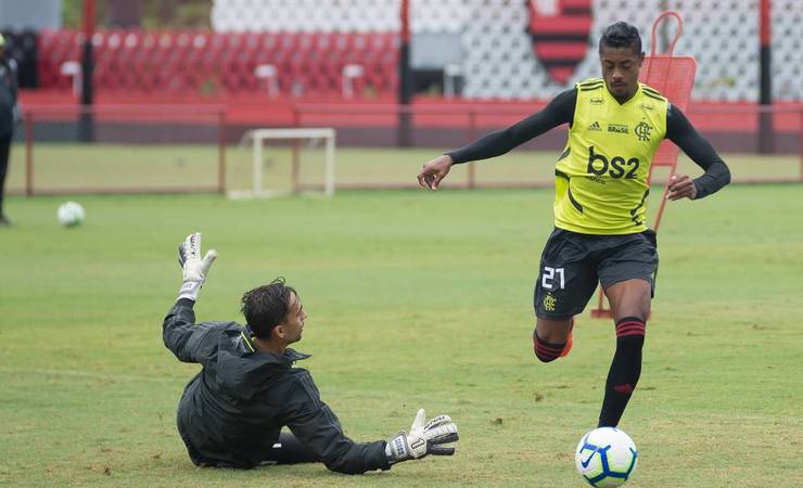 Bruno Henrique volta ao Flamengo contra o Corinthians