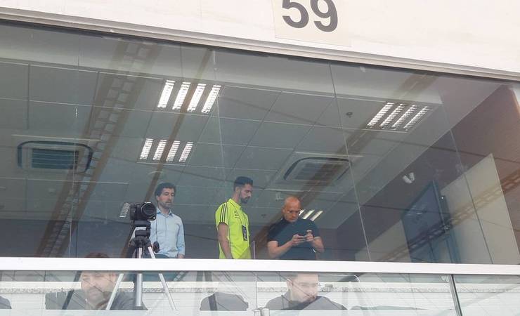 Gérson e Pablo Marí vão ao Maracanã e acompanham jogo do Flamengo