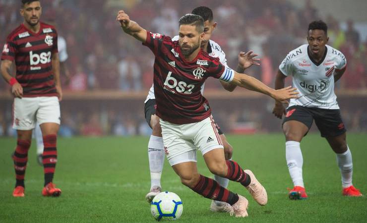 Diego perdeu 5 dos 14 pênaltis que cobrou no Flamengo