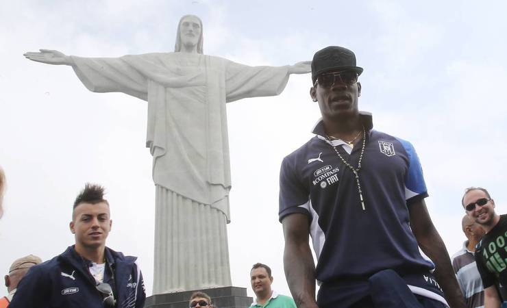 Balotelli, alvo do Flamengo: abandono na infância, mãe judia e aceitação da negritude