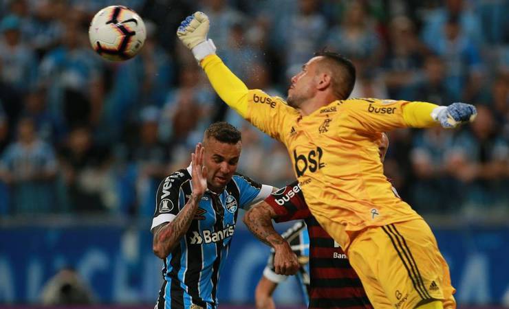 Com defesas importantes, Diego Alves 'cura' Flamengo do trauma com goleiros em jogos decisivos