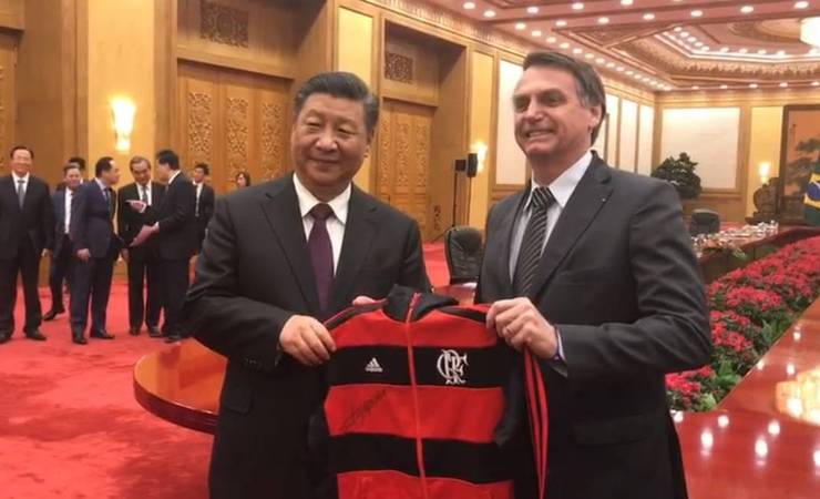Bolsonaro dá casaco do Flamengo ao presidente chinês: 'Melhor time do Brasil na atualidade'