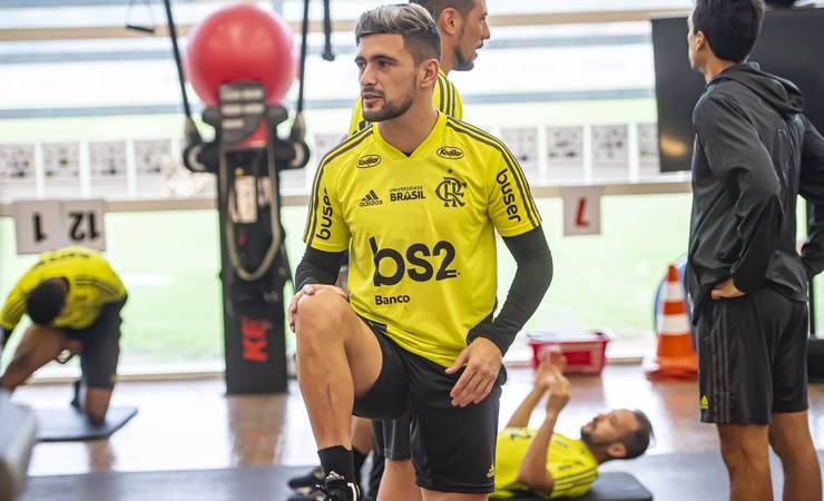 Às vésperas de convocação do Uruguai, Flamengo informa lesão de Arrascaeta