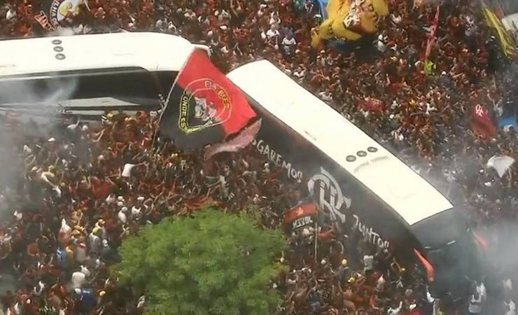Milhares de torcedores se despedem do time do Flamengo antes da final da Libertadores